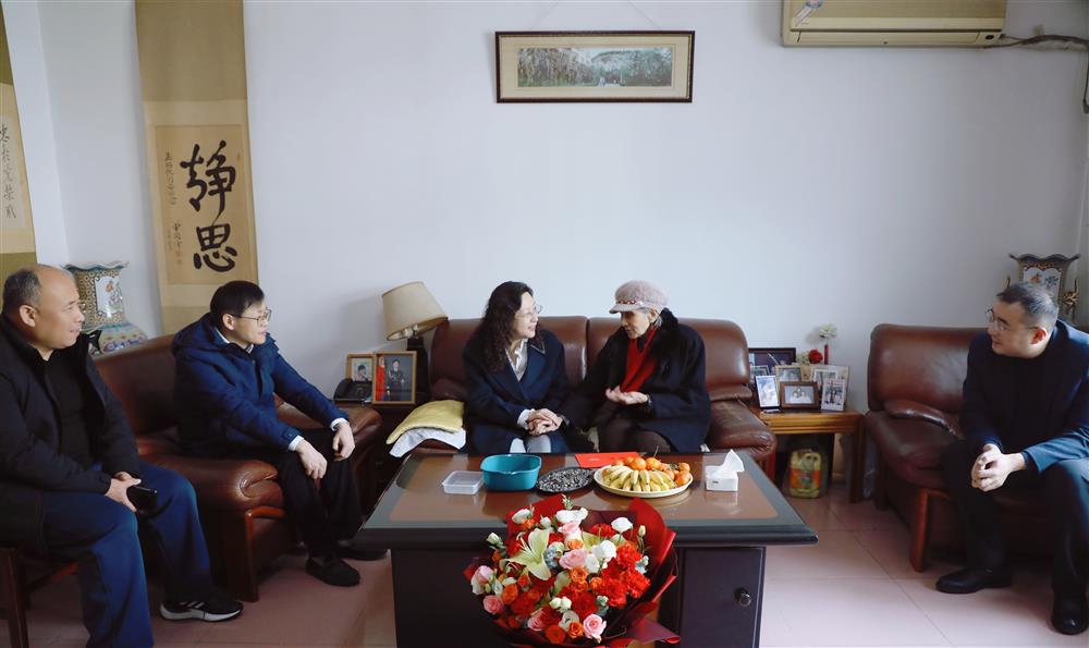 歲寒情深，新春送暖！ 濟南產(chǎn)發(fā)集團黨委書(shū)記、董事長(cháng)黃蓓走訪(fǎng)慰問(wèn)離退休老干部